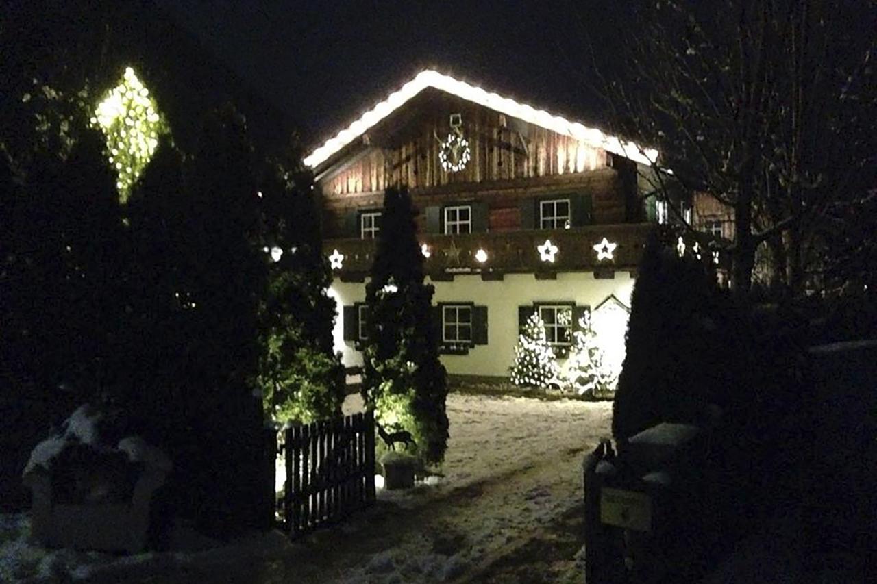 Forest Chalet, 15 Min To Salzburg Olt Town, And Most Beautiful Lakes, Secluded Location, 1,000 Sqm Garden, Mountainview, Panorama Sauna, Bath Whirlpool, Bbq&Bikes&Sunbeds For Free, Up To 10 P غولنغ ان دير سالزا المظهر الخارجي الصورة